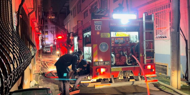 Apartmanın terasında çıkan yangın elektrik hattına sıçradı