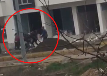 İnşaat işçileri arasında çıkan kavga kamerada