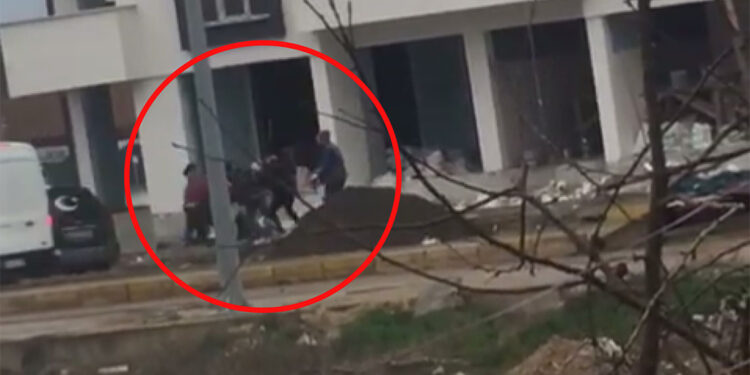 İnşaat işçileri arasında çıkan kavga kamerada
