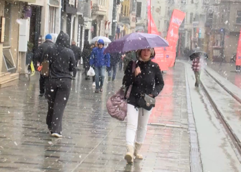 Taksim'de kar yağışı başladı