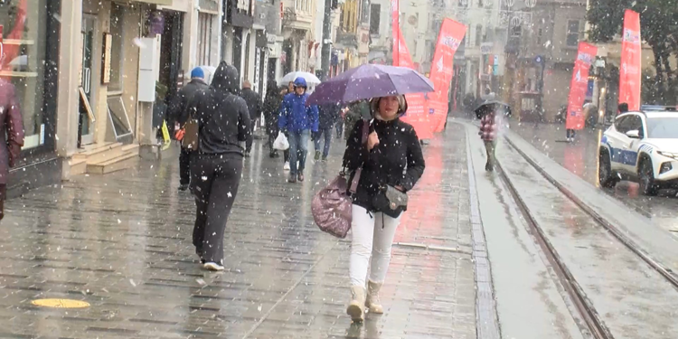 Taksim'de kar yağışı başladı