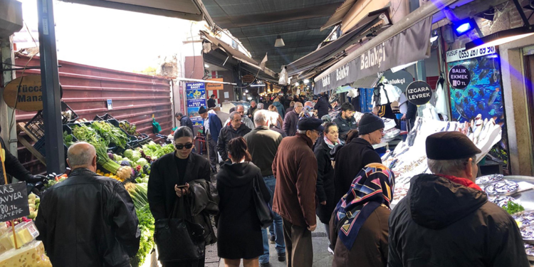Tarihi Kemeraltı Çarşısı'nda ramazan hareketliliği