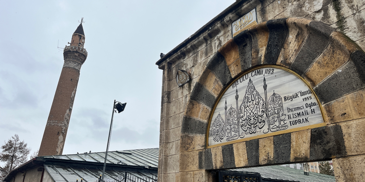 Tarihi Ulu Cami'nin minaresinde 5 yıldır 'eğilme' gözlenmedi