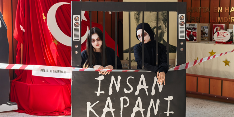 Teknoloji bağımlılığına canlı sergiyle dikkat çektiler