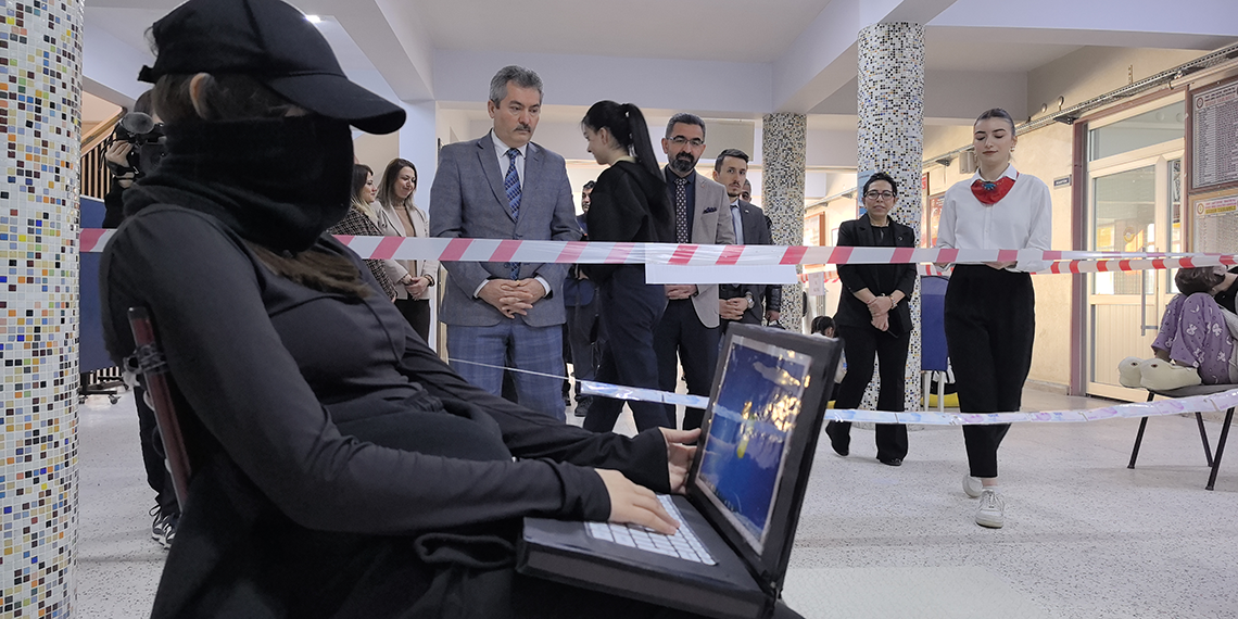 Teknoloji bağımlılığına canlı sergiyle dikkat çektiler