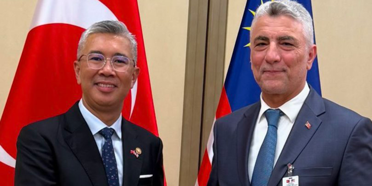 Ticaret Bakanı Bolat, Malezya'da yatırımcılarla bir araya geldi