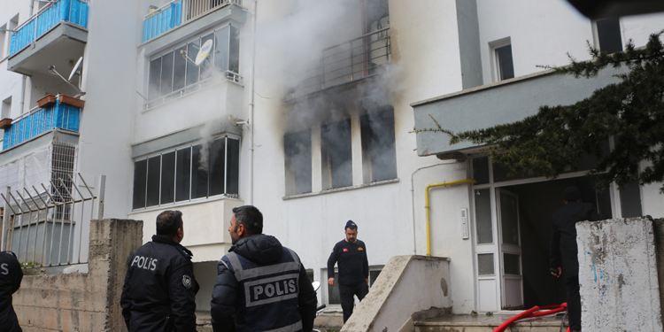 Tokat'ta apartman yangını; 12 kişi dumandan etkilendi
