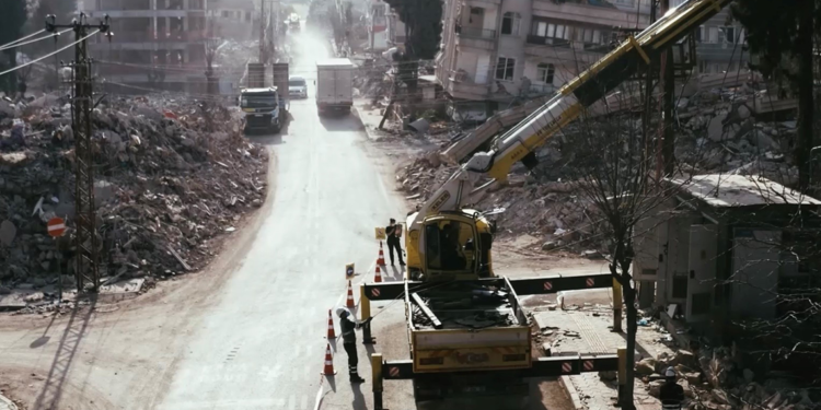 Toroslar EDAŞ'ın deprem bölgesinde bakım onarım çalışmaları sürüyor