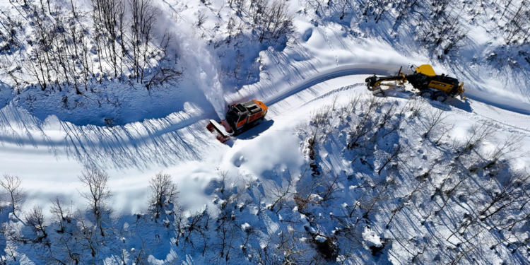Tunceli’de ekiplerin karla zorlu mücadelesi