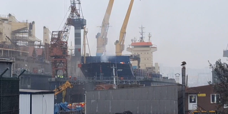 Tuzla'da tersanede yangın