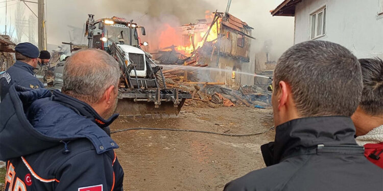 Uşak'ta yangında 6 ev zarar gördü