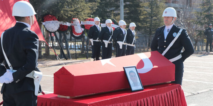 Kalp krizi geçirip şehit olan polis memuruna veda