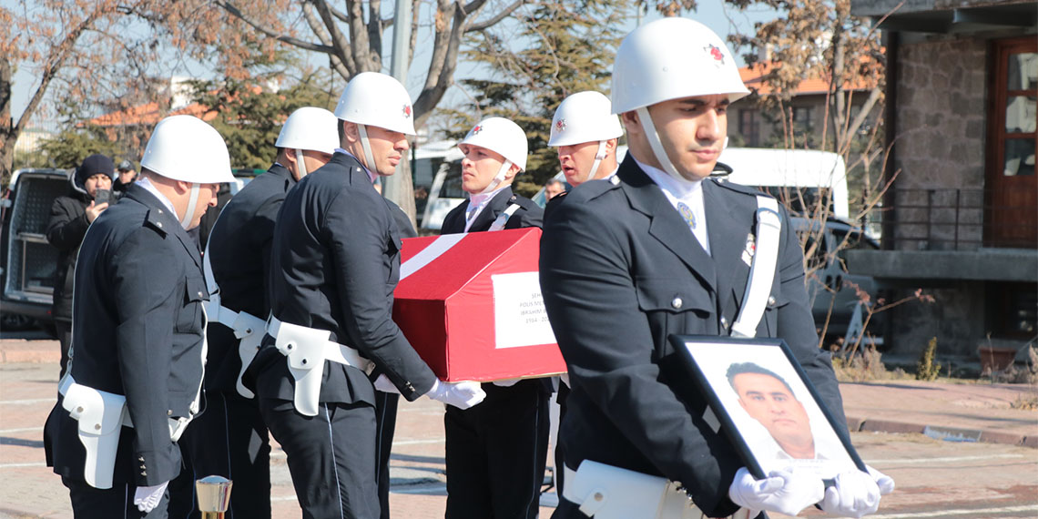 Kayseri’de, uyuşturucu operasyonunda kalp krizi geçirip şehit olan polis memuru İbrahim Birol (41) için Emniyet Müdürlüğü'nde tören düzenlendi.