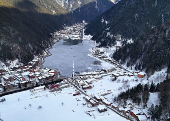 Uzungöl'ün yüzeyinin büyük kısmı buzla kaplandı