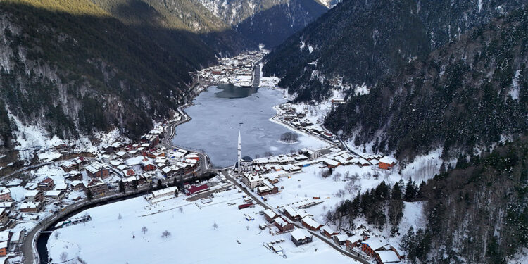 Uzungöl'ün yüzeyinin büyük kısmı buzla kaplandı