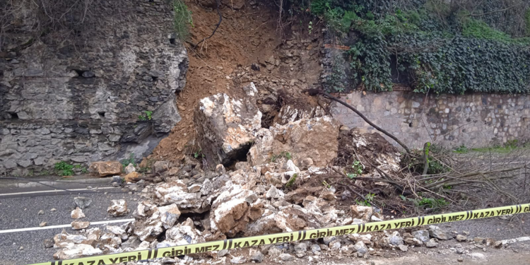 Üsküdar'da istinat duvarı çöktü, yol trafiğe kapandı 