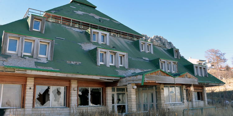 Uzan Grubu'nun viraneye dönen eski oteli satılık