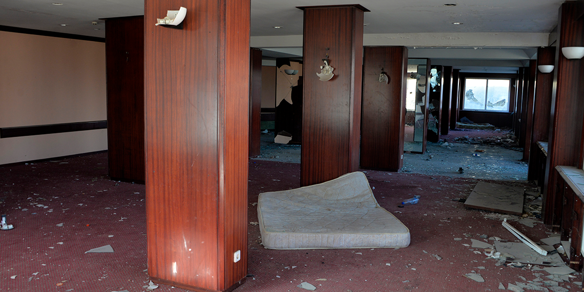 Uzan Grubu'nun viraneye dönen eski oteli satılık