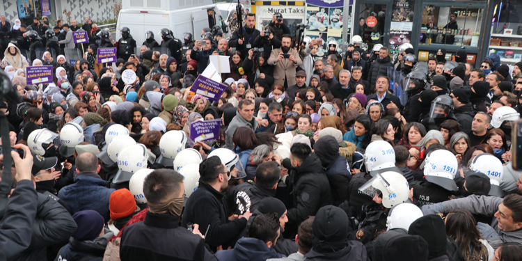Van'da izinsiz yürüyüşe polis müdahalesi; 17 gözaltı