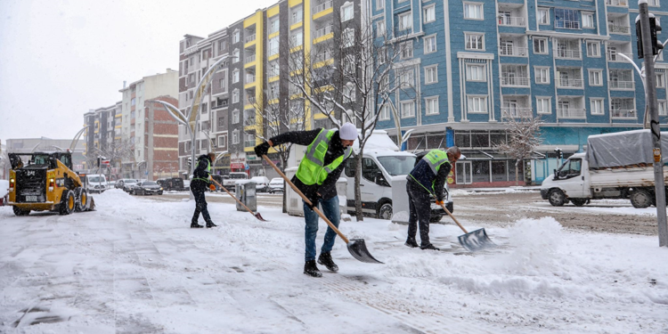 Van'da kapalı 436 yerleşim yerinin yolu açıldı
