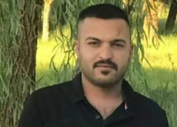 Yangında mahsur kalan genci polis ekipleri kapıyı kırıp içeri girerek kurtardı