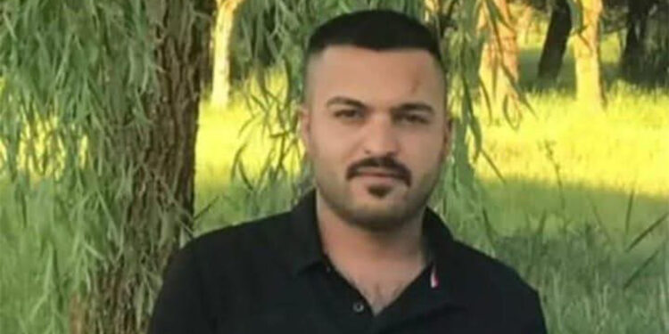 Yangında mahsur kalan genci polis ekipleri kapıyı kırıp içeri girerek kurtardı