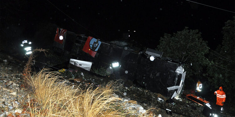Yolcu otobüsü uçurumdan yuvarlandı: 10'u ağır, 28 yaralı