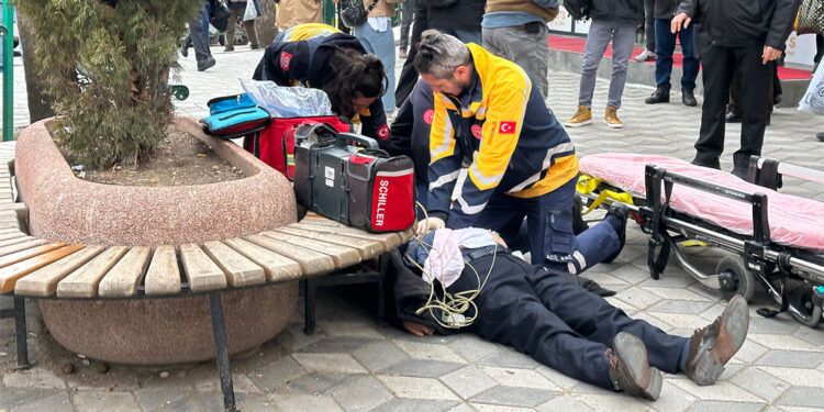 Yürürken kalp krizi geçirdi, kalp masajıyla hayata döndürüldü