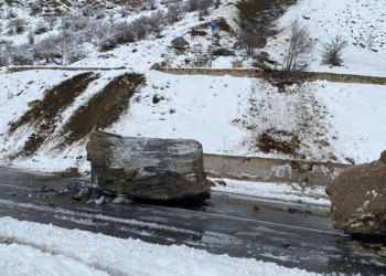Yamaçtan kopan dev kayalar, yola düştü