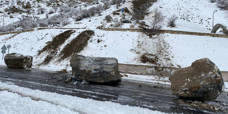 Yamaçtan kopan dev kayalar, yola düştü