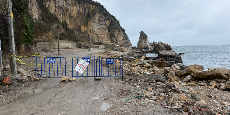 Yamaçtan kopan kaya parçaları denize yuvarlandı, bölge girişlere kapatıldı