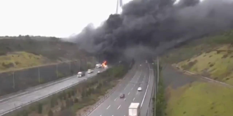 Yavuz Sultan Selim Köprüsü çıkışında TIR alev alev yandı