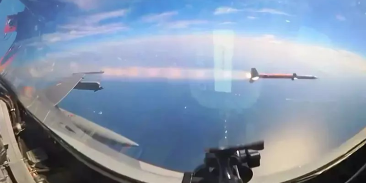 Yerli ve milli havadan havaya görüş ötesi füzesi 'GÖKDOĞAN'dan tam isabet