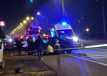 Yol kenarında mola veren hafif ticari araca otomobil çarptı: 1 ölü, 1 yaralı