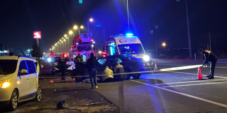 Yol kenarında mola veren hafif ticari araca otomobil çarptı: 1 ölü, 1 yaralı