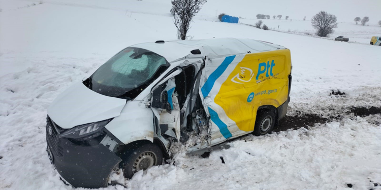 Yük treni, hemzemin geçitte kargo aracına çarptı; sürücü yaralı 