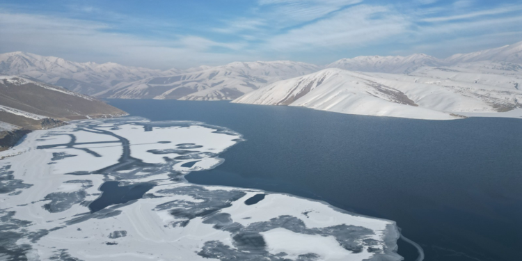 Yüksekova Dilimli Baraj Gölü dondu