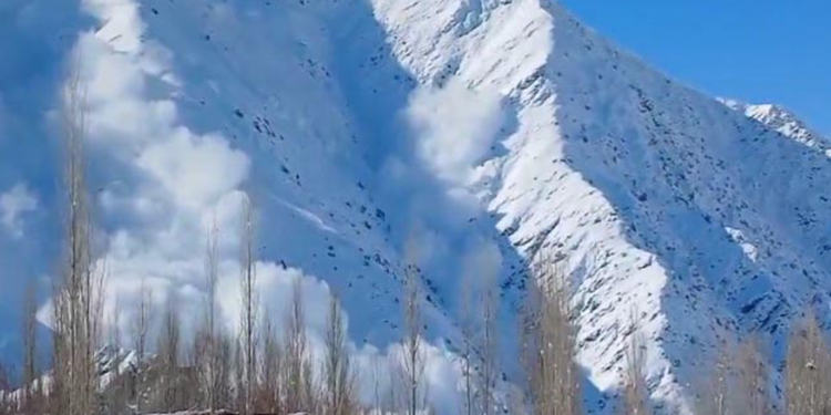 Yüksekova'da çığ düşme anı kamerada