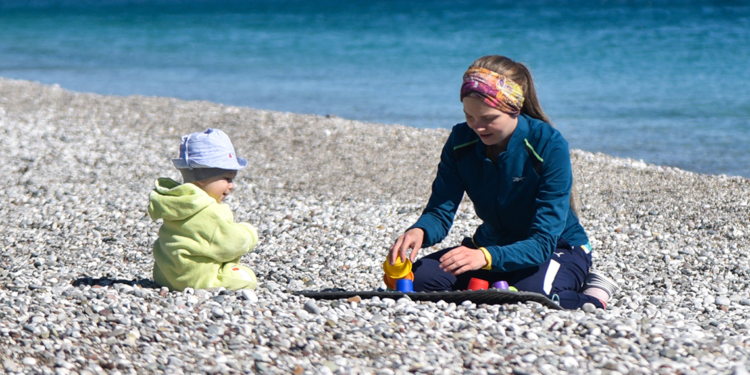 Yurtta kar yağışı, Antalya'da güneş; sahile koştular