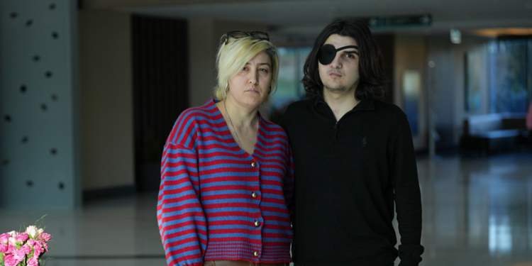 Yüz kemikleri kırılan genç, Türkiye’de tedaviye alındı