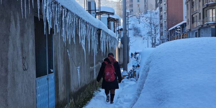 Zonguldak’ta binalarda uzun buz sarkıtları oluştu