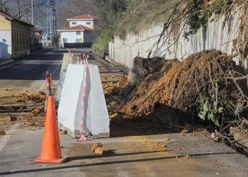 Zonguldak'ta heyelan; 1 ev tahliye edildi, yol trafiğe kapatıldı