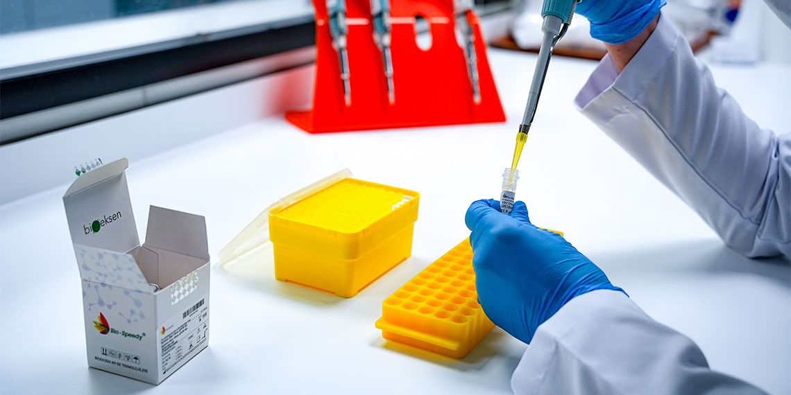 Son aylarda Çin, İngiltere ve Hindistan gibi ülkelerde hızla yaygınlaşan Human Metapneumovirus (HMPV) özellikle bebekler, yaşlılar ve bağışıklık sistemi zayıflamış bireylerde ciddi solunum yolu hastalıklarına yol açarak hastane yatış oranlarını artırmaktadır.