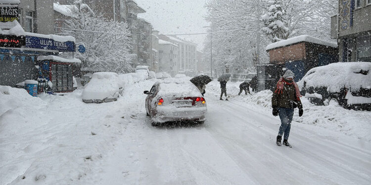 Bartın'da yoğun kar yağışı; 200 köy yolu ulaşıma kapandı