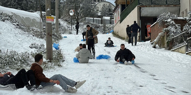 Soğuk hava ve kara teslim olduk; Okullarda eğitime ara verildi