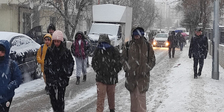 Kar yağışı devam ediyor; Eğitim-öğretime bugün için ara verildi
