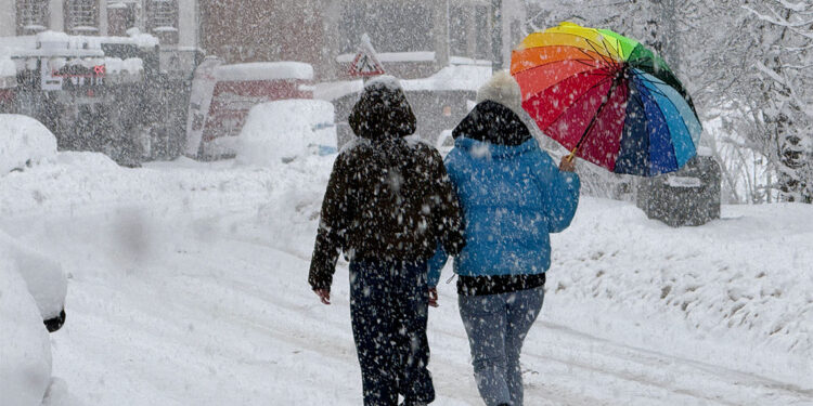 Kar hız kesmedi; Bazı illerde yarın okullar tatil edildi