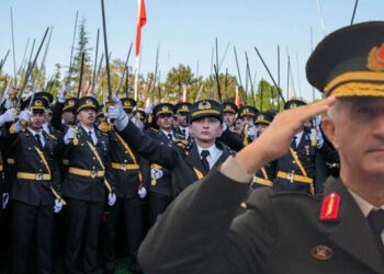 Teğmenlerin ihracına karşı çıkan Korgeneral emekli edildi