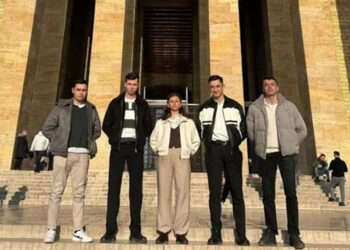 TSK'dan ihraç edilen teğmenler Anıtkabir'e gitti!