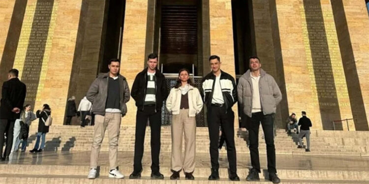 TSK'dan ihraç edilen teğmenler Anıtkabir'e gitti!